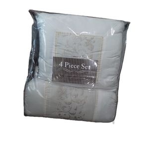 NEW Bedding Pillows and Shams 4 Piece Set